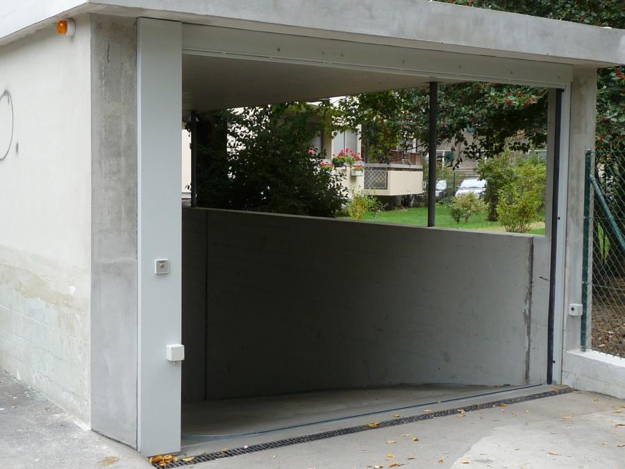 Horizontal Sectional Doors Garageneinfahrt geoeffnet
